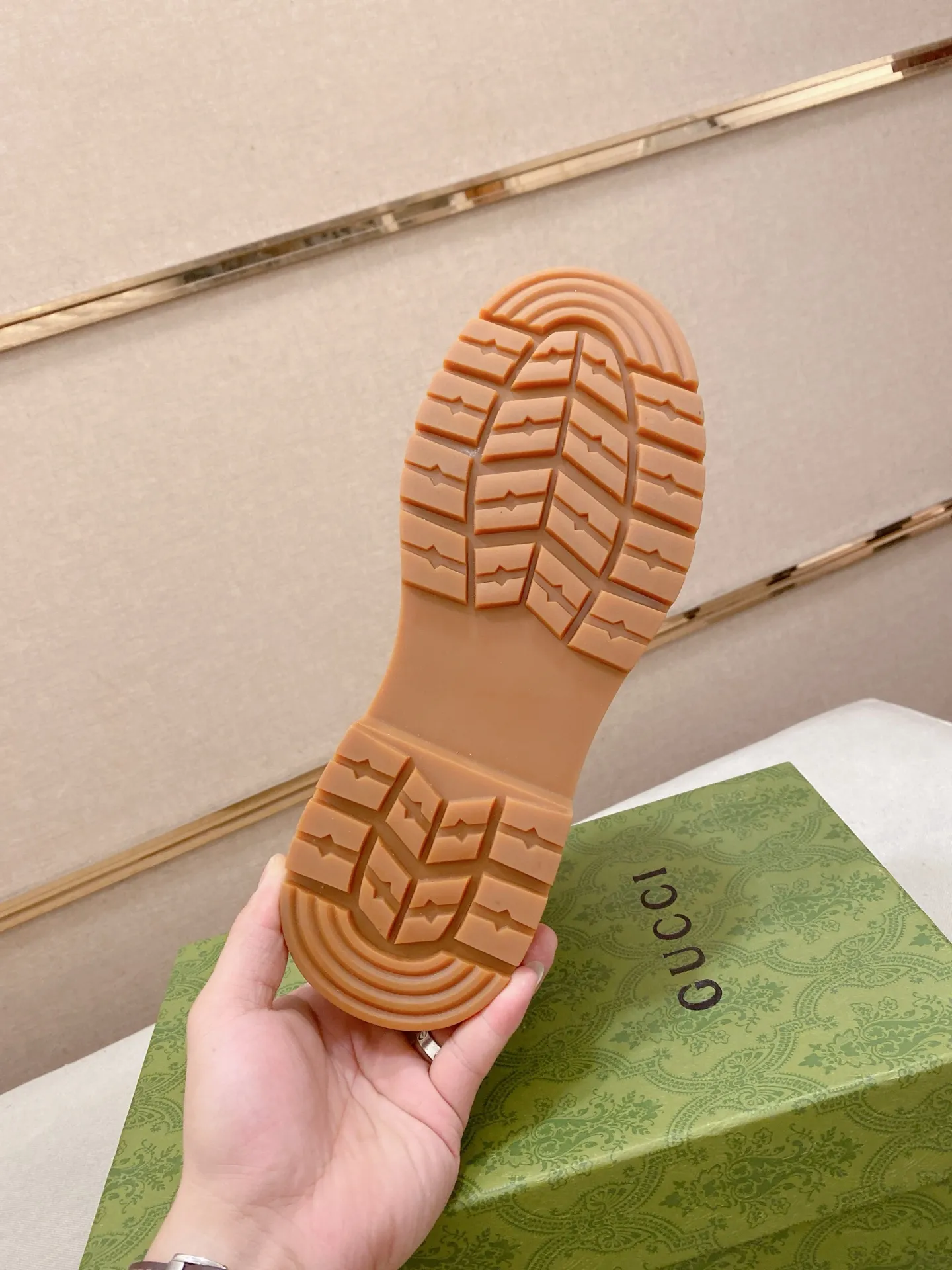 Men's shoes💰 440💰 Leather and velvet lining optional! The new high-top GUCCI counters are on the market at the same time. The new men's shoes and 😘fabric are selected from imported cowhide. The lining: leather lining and plush lining are optional. 👍🏿 High-end ☄️ air-cushion molded anti-slip rubber outsole, exquisite lines, simple and elegant, comfortable and high-end for leisure travel. Code number: 38 to 44 (45 can be customized and cannot be returned or exchanged)